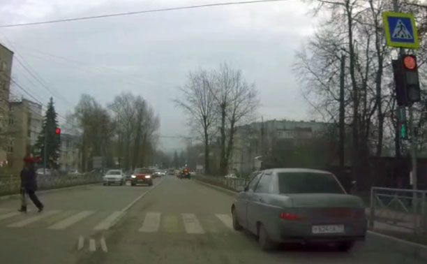 На Одоевском шоссе автомобилист не смог остановиться на красный