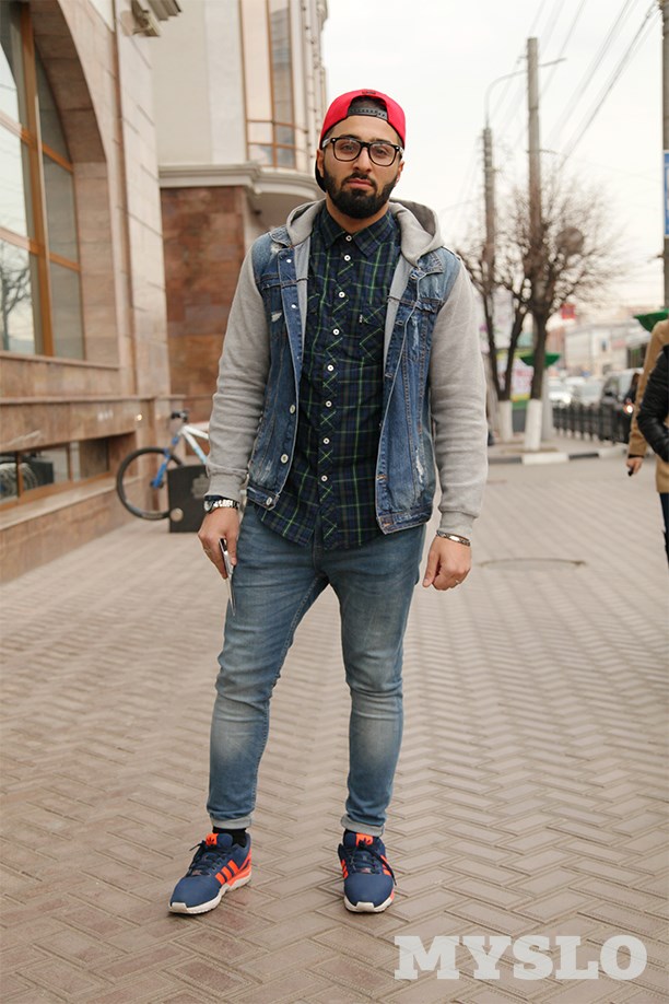 Как носить кроссовки с джинсами мужчинам фото
